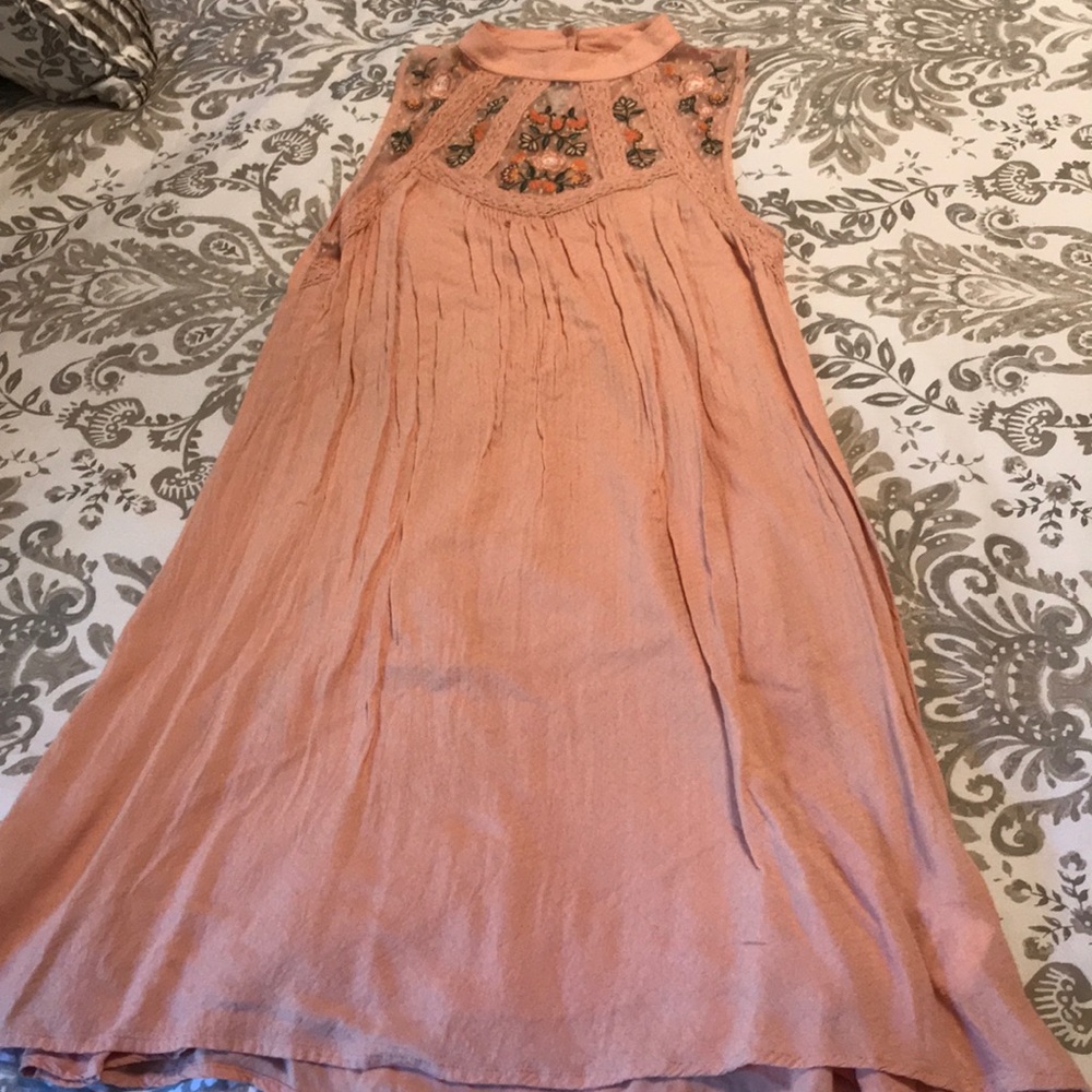 Coco + Jaimeson dress in peach size small